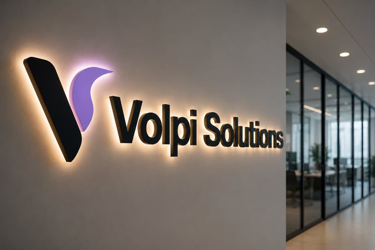 Escritório Volpi Solutions — logo da empresa na parede